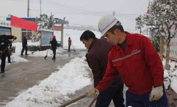 团结一致 加班除大雪——伟志钢模板