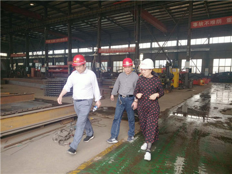 河洛镇税务所领导到伟志钢模板厂家检查工作