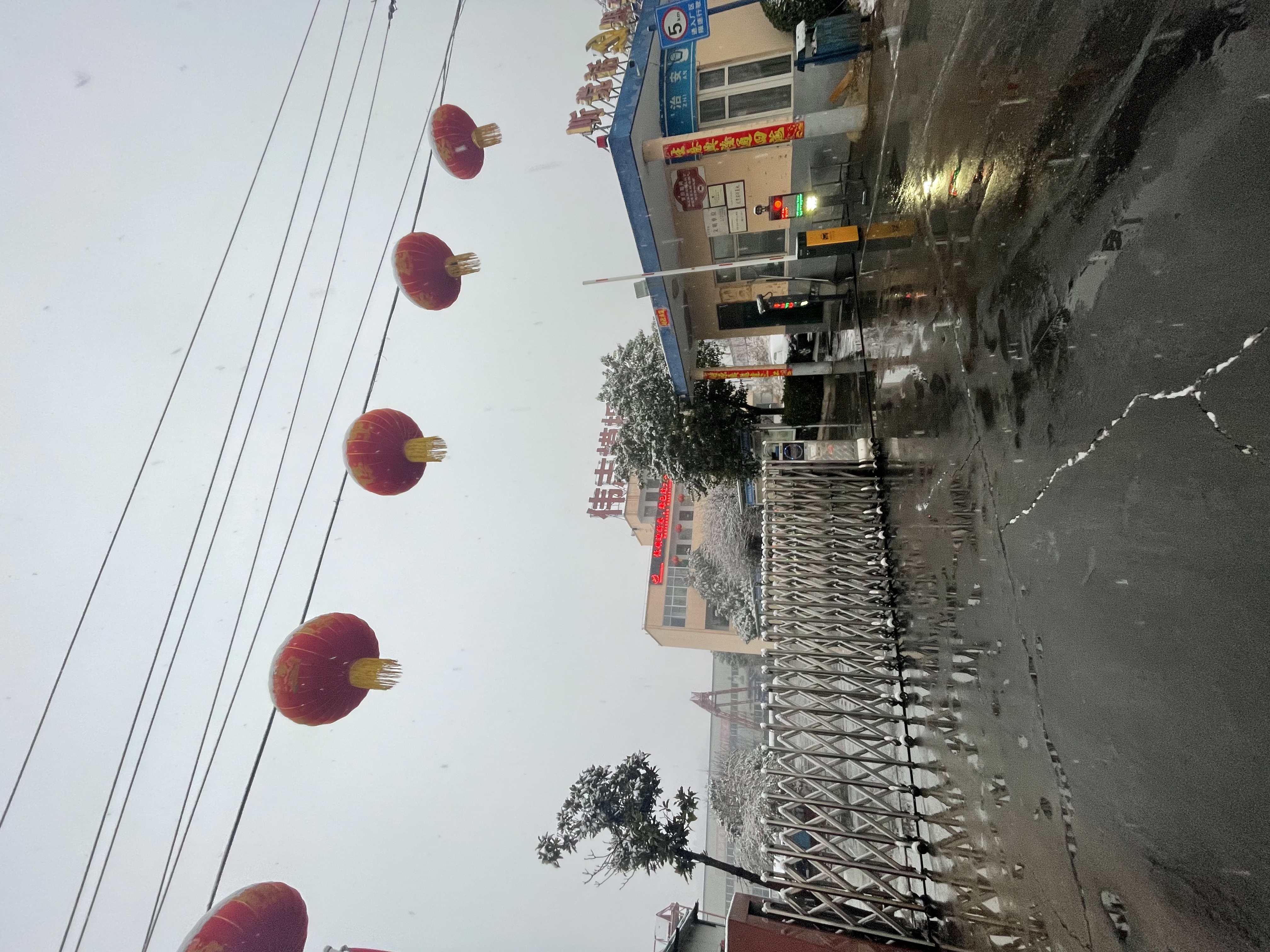 伟志模板提醒您雪天注意出行安全！